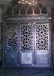 در آهنی  ورودی امامزاده زید بن علی تویسرکان