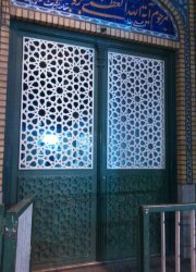 در آهنی گره چینی شده مدرسه آیت الله بروجردی